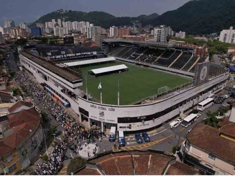 Les Brésiliens pleurent Pelé au stade où il a fait ses débuts