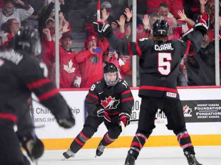 Bedard établit 5 records, le Canada bat la Slovaquie en prolongation pour se qualifier aux mondiaux juniors