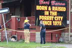 La police et les enquêteurs des pompiers sur les lieux après qu'un incendie suspect a endommagé un duplex de la rue King le 16 août 2021. Personne n'a été blessé dans l'incendie.  (Photo gratuite du dossier de presse)