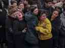 Des parents et des amis pleurent lors du cortège funèbre de Costas Fragoulis, un Rom de 16 ans qui a été tué par balle par la police, à Thessalonique, en Grèce, le 15 décembre 2022.  