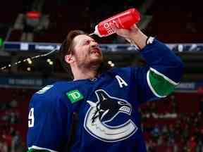 JT Miller des Canucks de Vancouver s'asperge d'eau pendant l'échauffement au Rogers Arena le 29 novembre 2022a.