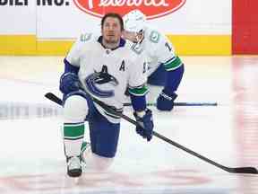 JT Miller des Canucks de Vancouver s'échauffe avant le match contre les Oilers d'Edmonton le 23 décembre 2022 à Rogers Place à Edmonton.