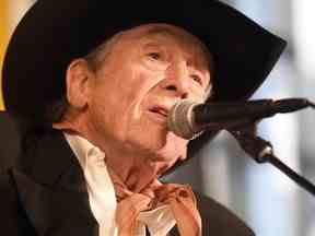 Ian Tyson chante lors d'une cérémonie en son honneur, lui et Sylvia Tyson, individuellement, au Temple de la renommée des auteurs et compositeurs canadiens au Studio Bell à Calgary le 5 septembre 2019.