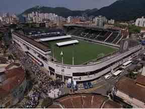 Football football - mort de la légende brésilienne du football Pele - Vila Belmiro Stadium, Santos, Brésil - 2 janvier 2023 vue générale du stade alors que le cercueil de la légende brésilienne du football Pele se trouve dans l'état dans le cercle central de son ancien club de Santos Vila Belmiro stade