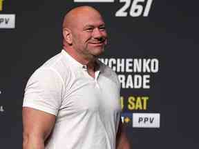 Le président de l'UFC, Dana White, monte sur scène lors des pesées de l'UFC 261 au VyStar Veterans Memorial Arena.