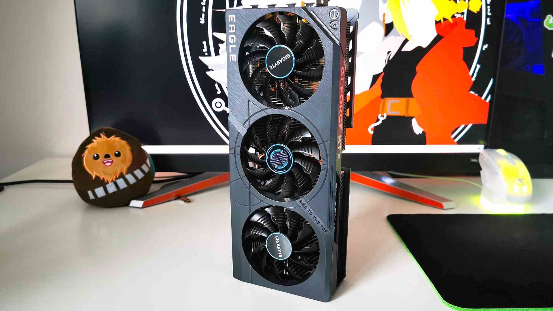 Test Nvidia RTX 4070 Ti : carte graphique verticale sur surface blanche avec peluche Wookiee en toile de fond