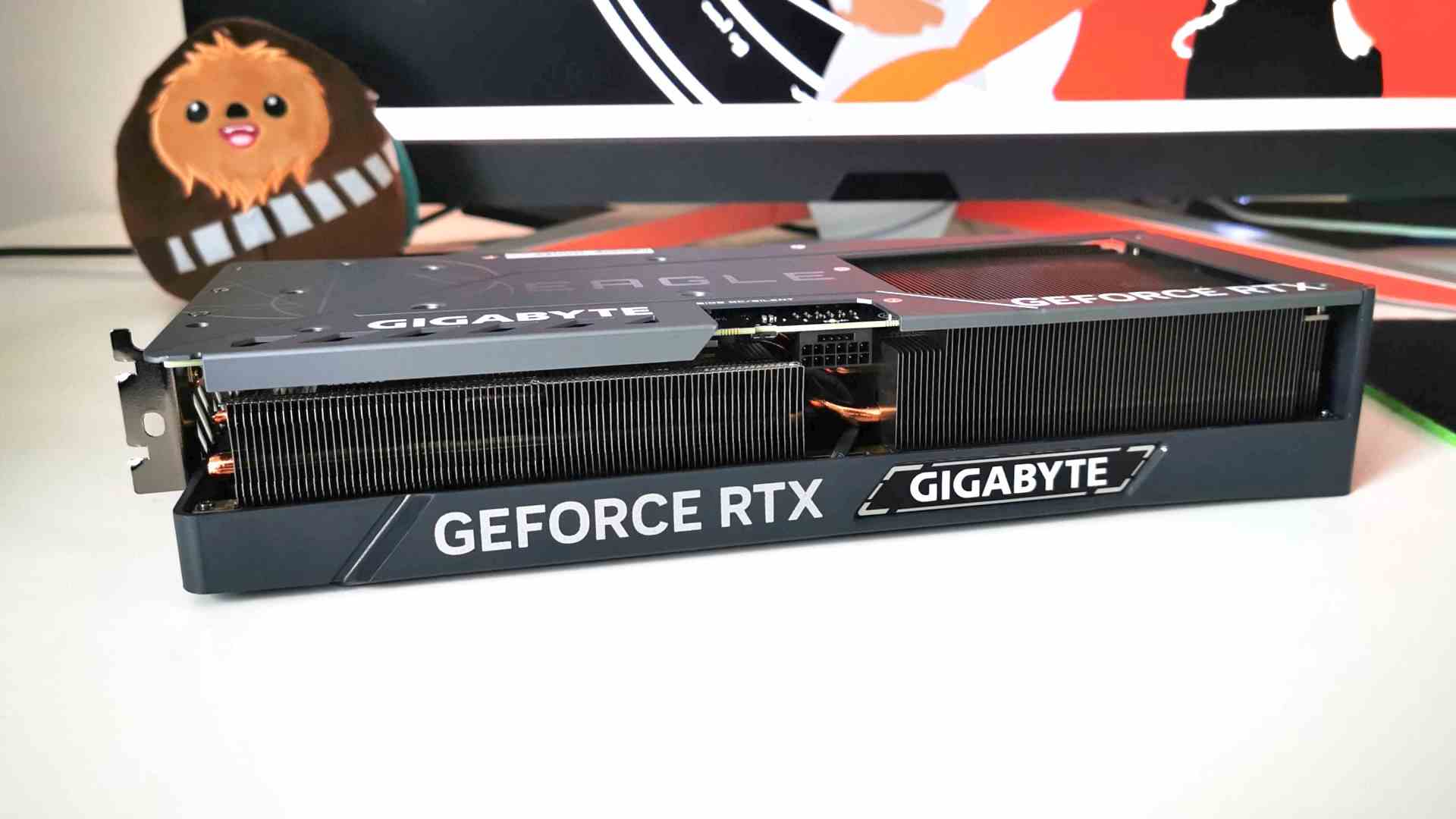 Test Nvidia RTX 4070 Ti : carte graphique sur surface blanche avec peluche Wookiee en toile de fond