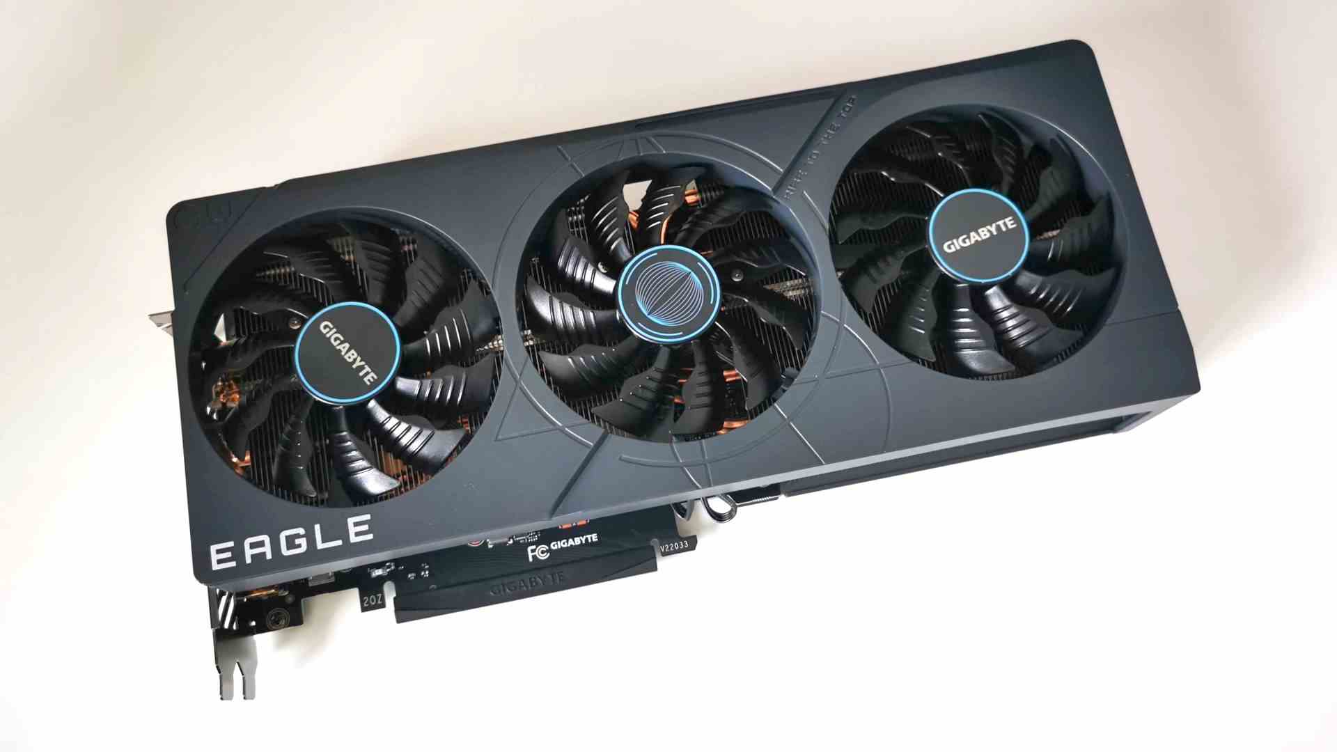 Test Nvidia RTX 4070 Ti : carte graphique sur surface blanche