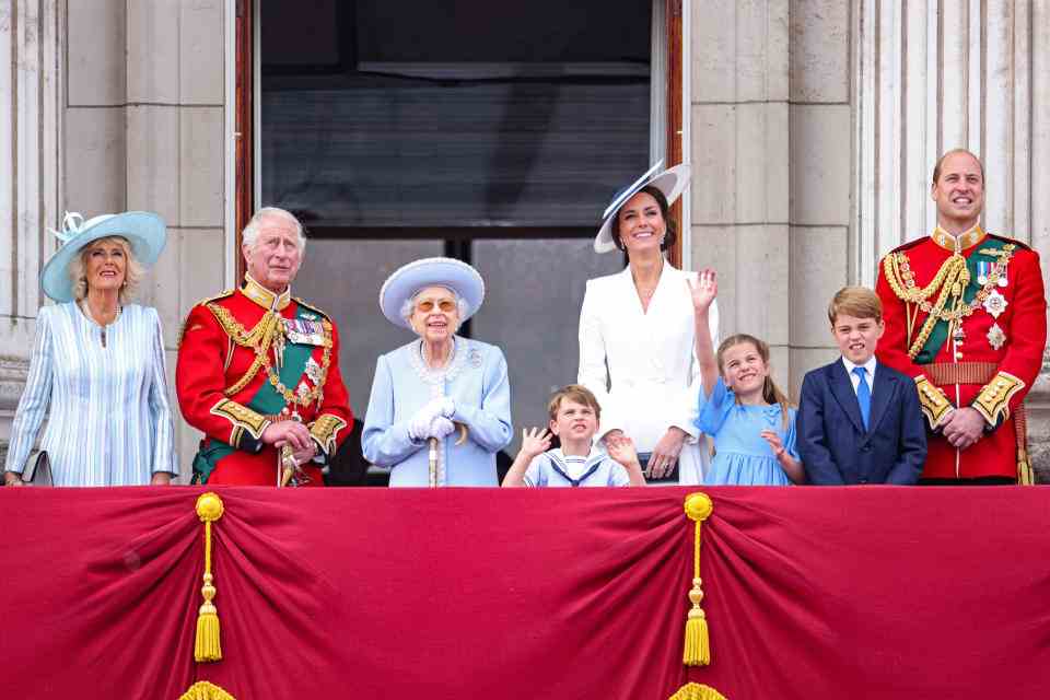 LONDRES, ANGLETERRE - 02 JUIN : (LR) Camilla, duchesse de Cornouailles, le prince Charles, prince de Galles, la reine Elizabeth II, le prince Louis de Cambridge, Catherine, duchesse de Cambridge, la princesse Charlotte de Cambridge, le prince George de Cambridge et le prince William , duc de Cambridge sur le balcon du palais de Buckingham regarde le défilé aérien de la RAF lors du défilé Trooping the Colour le 02 juin 2022 à Londres, en Angleterre.  Le jubilé de platine d'Elizabeth II est célébré du 2 au 5 juin 2022 au Royaume-Uni et dans le Commonwealth pour marquer le 70e anniversaire de l'accession de la reine Elizabeth II le 6 février 1952. (Photo de Chris Jackson/Getty Images)