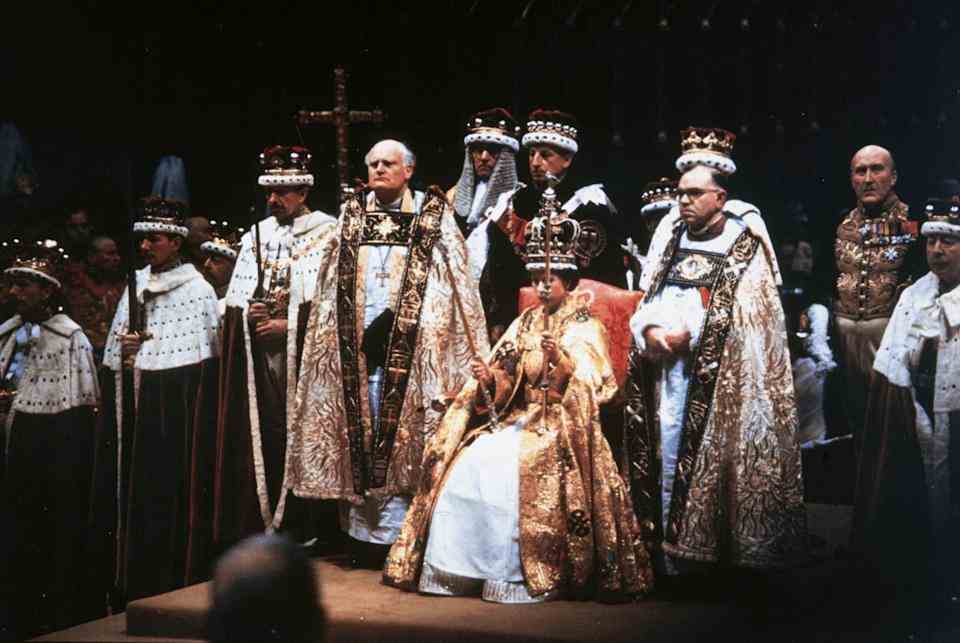 La reine Elizabeth II après sa cérémonie de couronnement à l'abbaye de Westminster, à Londres.  (Photo par Hulton Archive/Getty Images)