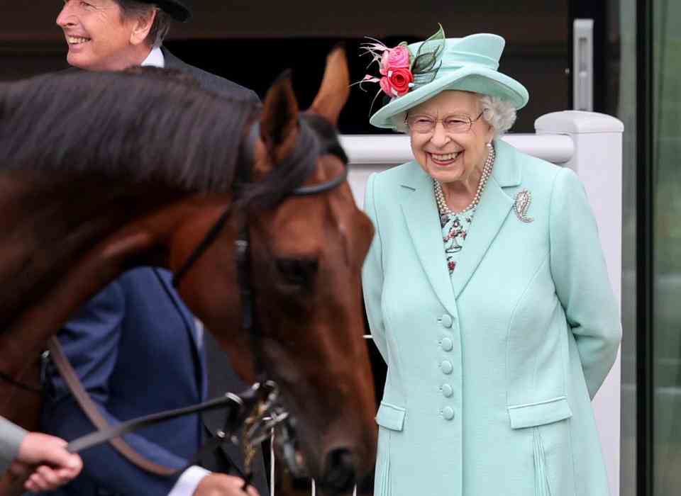 ASCOT, ANGLETERRE - 19 JUIN : la reine Elizabeth II assiste à Royal Ascot 2021 à l'hippodrome d'Ascot le 19 juin 2021 à Ascot, en Angleterre.  (Photo de Chris Jackson/Getty Images)