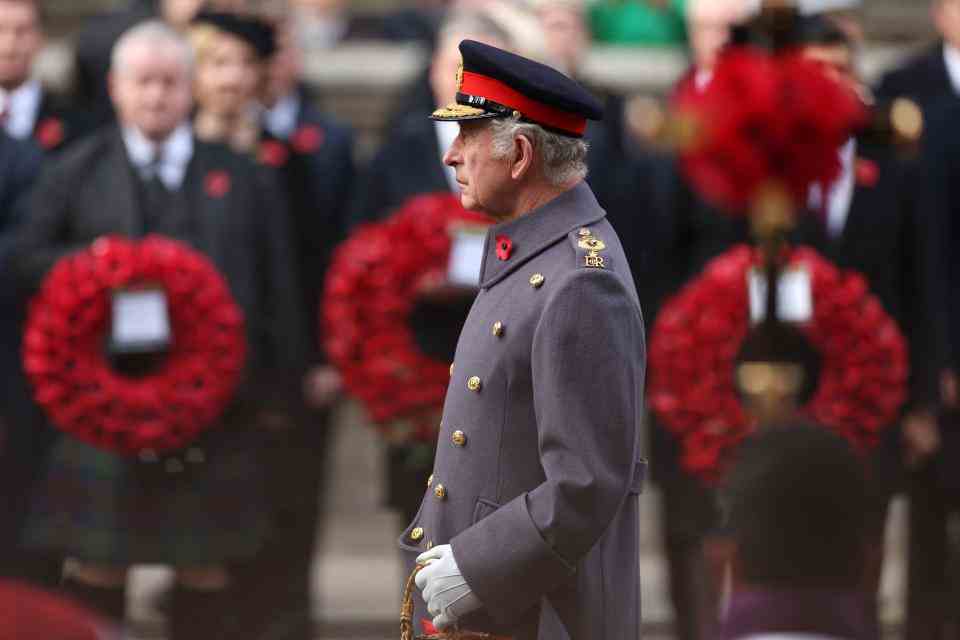 Le roi Charles III de Grande-Bretagne assiste à la cérémonie du dimanche du Souvenir au cénotaphe de Whitehall, dans le centre de Londres, le 13 novembre 2022. - Le dimanche du Souvenir est une commémoration annuelle qui a lieu le dimanche le plus proche du jour de l'armistice, le 11 novembre, anniversaire de la fin de la Première Guerre mondiale et les services dans les pays du Commonwealth se souviennent des hommes et des femmes qui sont tombés dans l'exercice de leurs fonctions depuis la Première Guerre mondiale.  (Photo by ISABEL INFANTES / POOL / AFP) (Photo by ISABEL INFANTES/POOL/AFP via Getty Images)