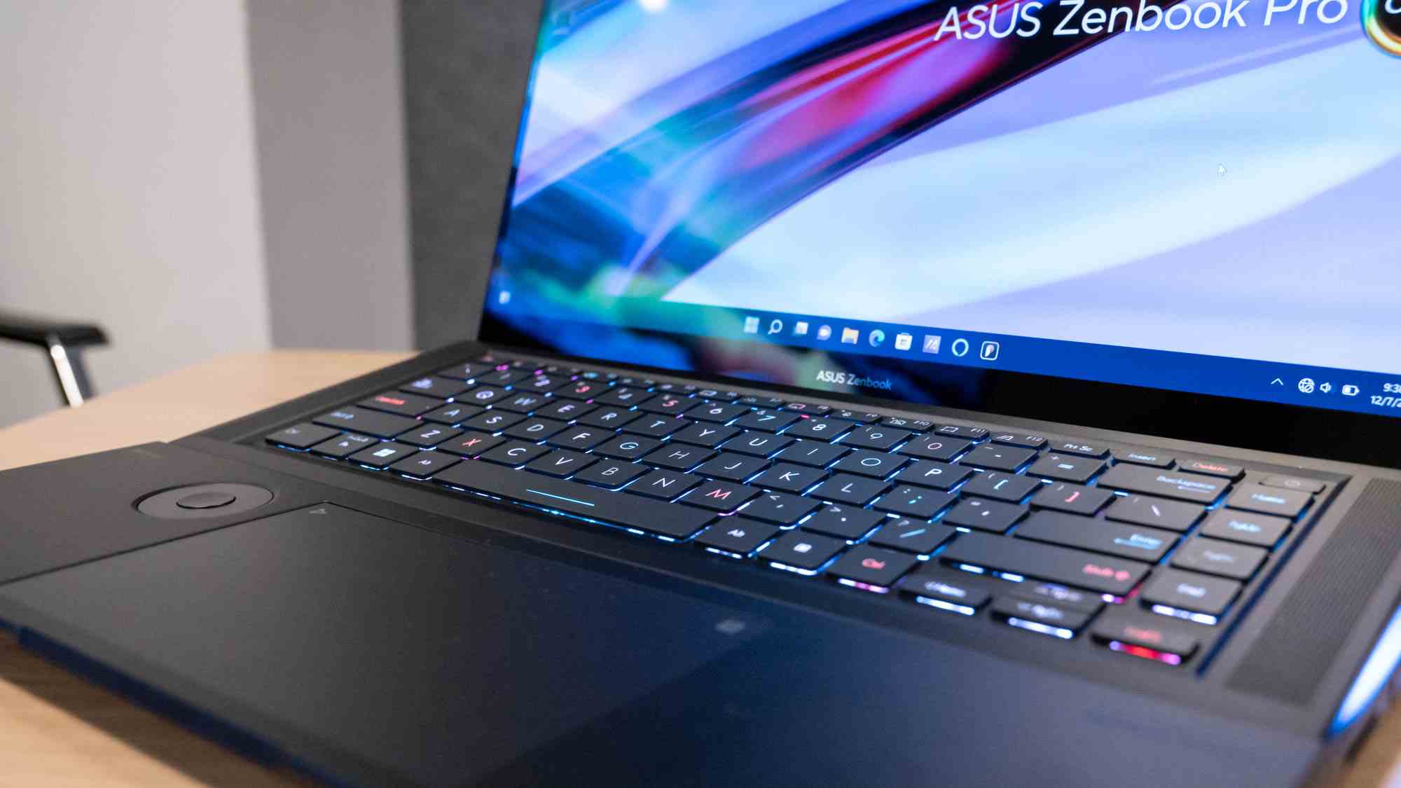 Asus Zenbook Pro 16X OLED avec gros plan d'écran