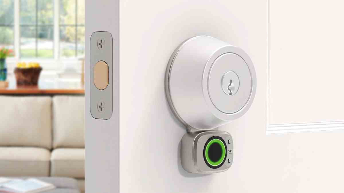 La serrure intelligente Lockly Flex Touch Pro sur une porte blanche