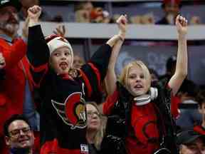 Les partisans des Young Sens applaudissent avec Ottawa en tête des Blue Jackets de Columbus lors de la troisième période au Centre Canadian Tire, le mardi 3 janvier 2023.