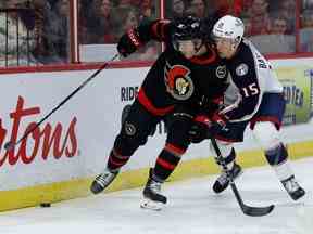 Jake Lucchini se bat avec le défenseur des Blue Jackets de Columbus Gavin Bayreuther au cours de la première période.