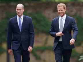 Le prince William, duc de Cambridge, et le prince Harry, duc de Sussex, assistent au dévoilement d'une statue qu'ils ont commandée à leur mère Diana, princesse de Galles, dans le Sunken Garden du palais de Kensington, à Londres, le 1er juillet 2021.