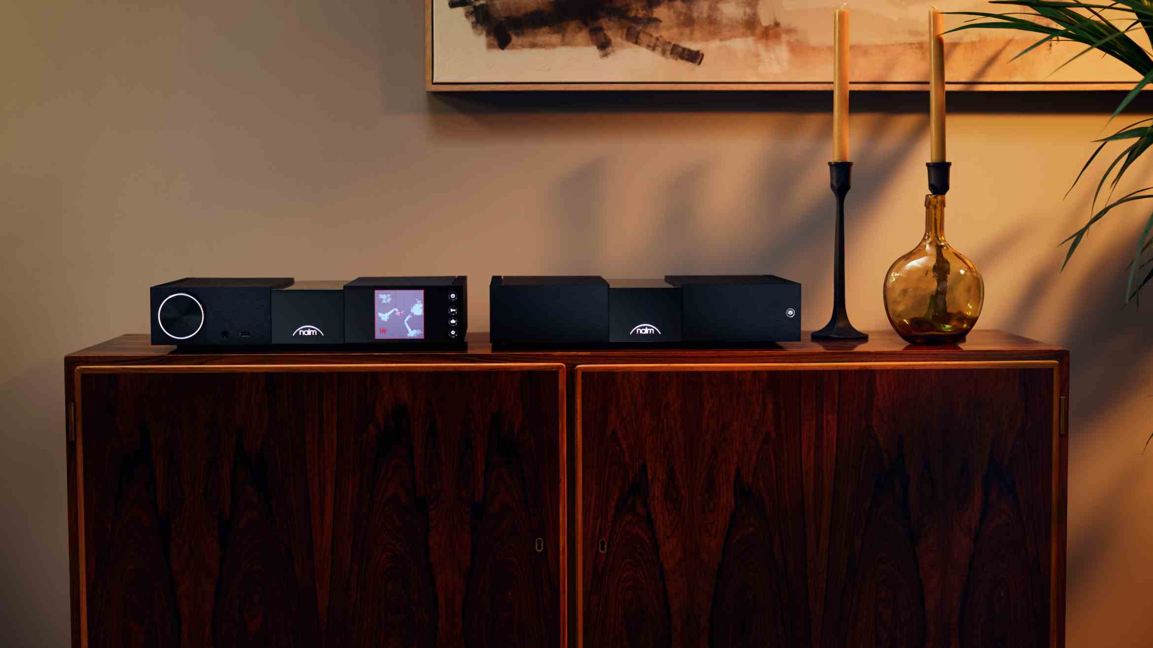 Naim NSC222 et NAP 250 se séparent dans un salon sur une table en bois