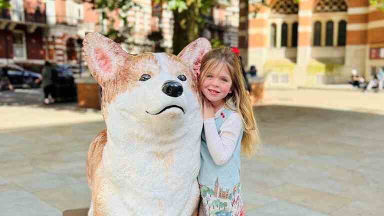 La reine « touchée » par un livre sur la dynastie corgi après que la fille de l’auteur a écrit au palais