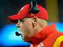 L'entraîneur-chef Andy Reid des Chiefs de Kansas City regarde depuis la ligne de touche pendant le match contre les Raiders de Las Vegas au Arrowhead Stadium le 10 octobre 2022 à Kansas City, Missouri. 