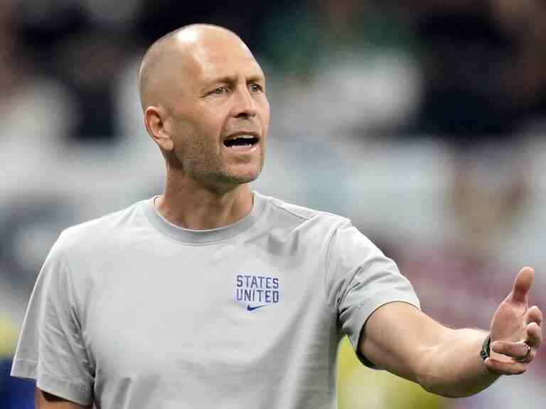 L’entraîneur de football américain Gregg Berhalter admet avoir donné un coup de pied à sa future épouse en 1991