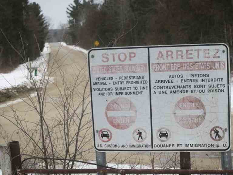 La police enquête après la découverte d’un corps près de Roxham Rd.  poste frontière