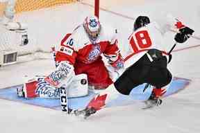 Le gardien tchèque Tomas Suchanek effectue un arrêt sur Caedan Bankier du Canada au cours de la deuxième période du match pour la médaille d'or du Championnat mondial junior 2023 de l'IIHF au Scotiabank Centre à Halifax, le jeudi 5 janvier 2023.