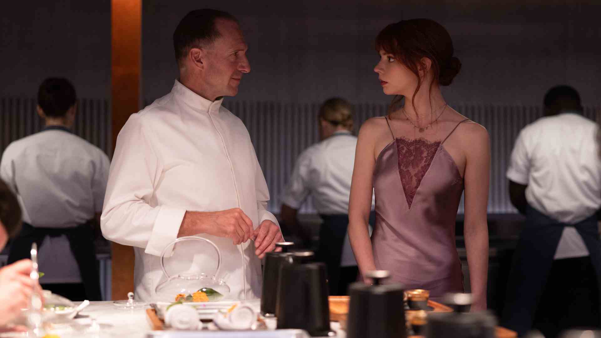 Ralph Fiennes et Anya Taylor-Joy dans Le Menu