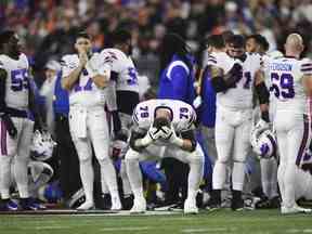 Le plaqueur offensif des Buffalo Bills Spencer Brown (79 ans) fait une pause pendant que Damar Hamlin est examiné par le personnel médical au cours de la première moitié d'un match de football de la NFL contre les Bengals de Cincinnati, le lundi 2 janvier 2023, à Cincinnati.  L'arrêt cardiaque de Hamlin sur le terrain pendant Monday Night Football pourrait servir de sonnette d'alarme pour de nombreux Canadiens, a déclaré un porte-parole de la Fondation des maladies du cœur.