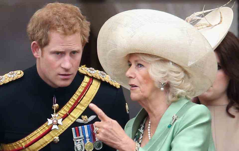 Le prince Harry et Camilla, alors duchesse de Cornouailles, sur le balcon du palais de Buckingham en 2015 - Chris Jackson/Getty Images