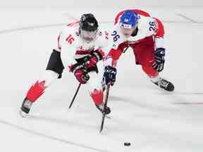 Connor Bedard du Canada, à gauche, et Martin Rysavy de la Tchéquie lors du match pour la médaille d'or des championnats du monde juniors de jeudi à Halifax.