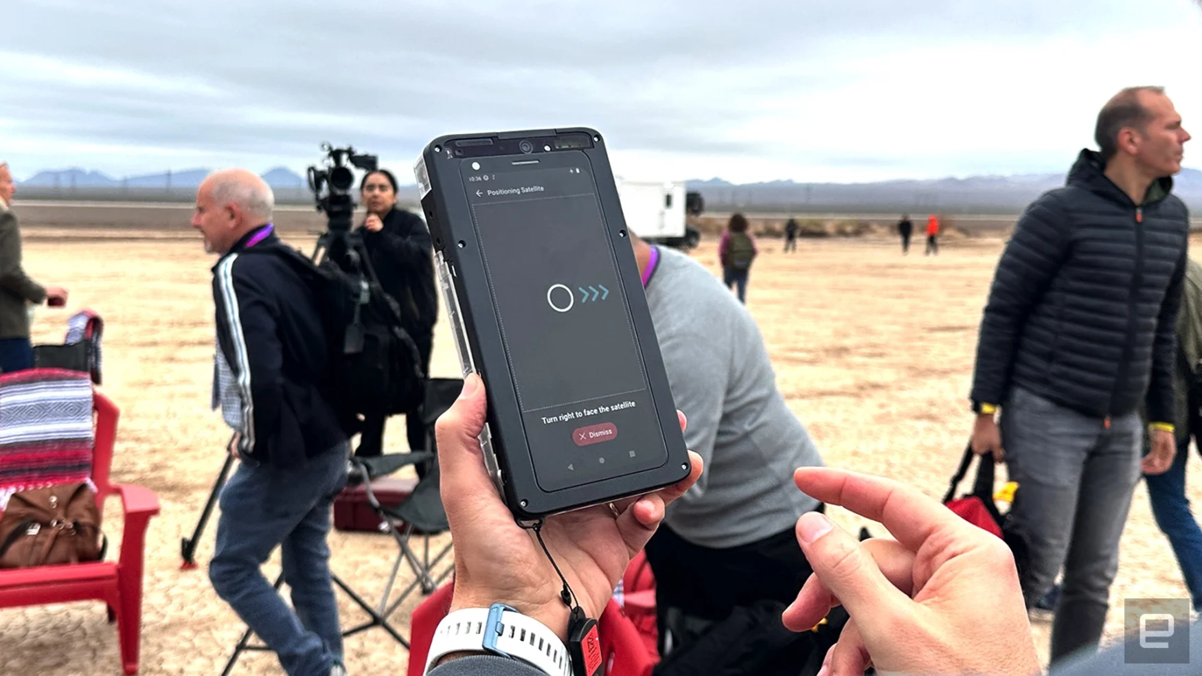 Il vous guidera pour positionner le téléphone à l'endroit optimal pour vous connecter à un satellite.