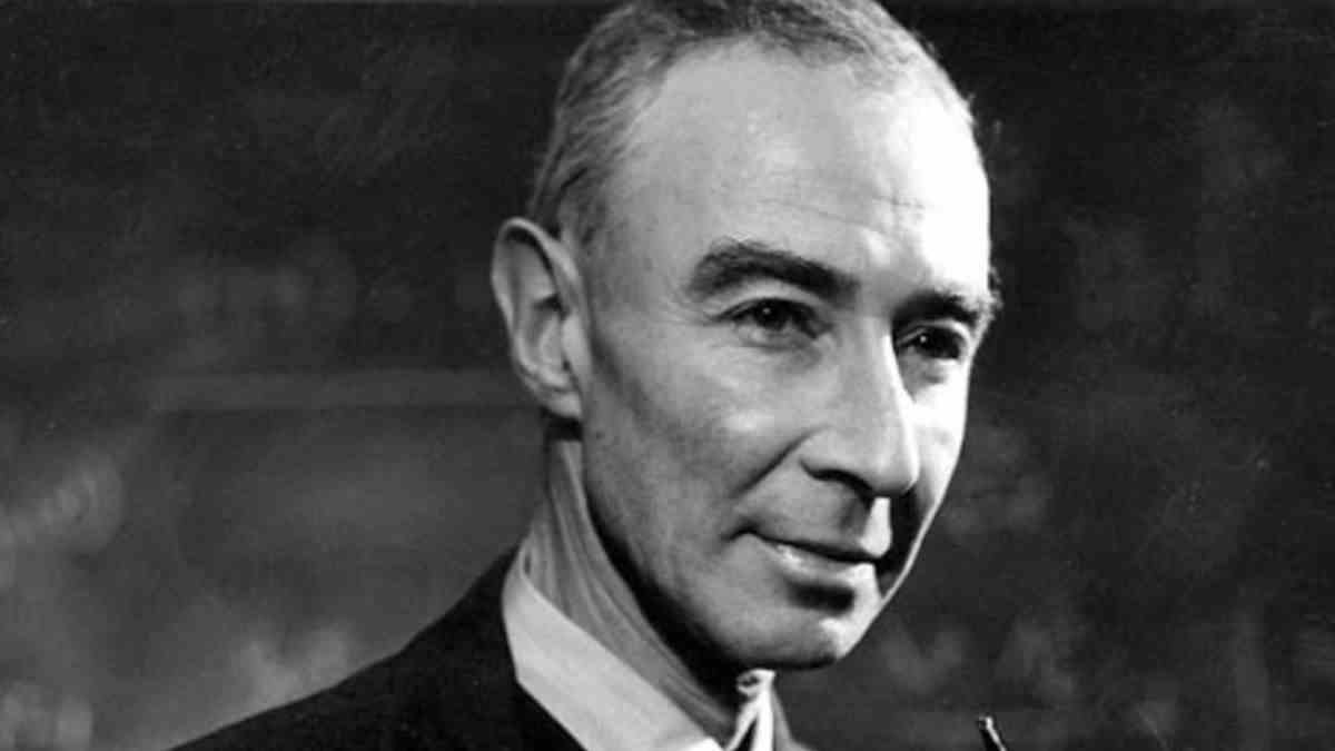 Une photographie d'archives de J. Robert Oppenheimer.