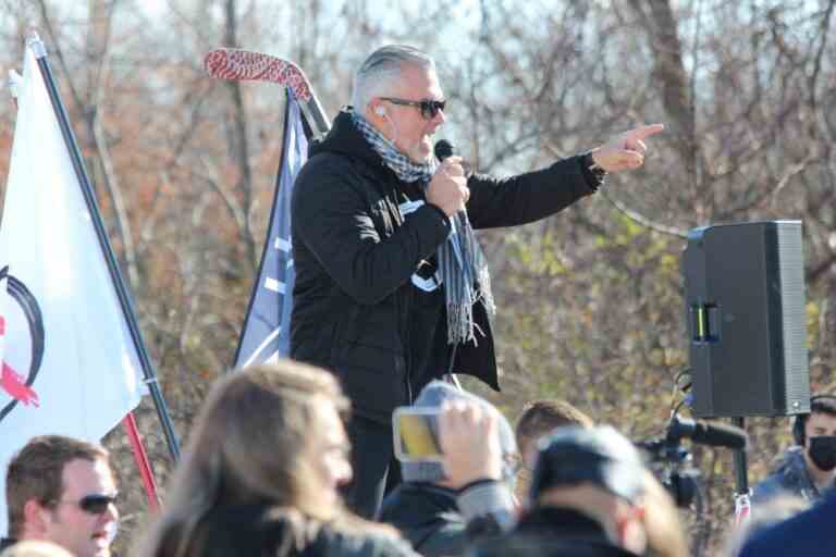 Un manifestant condamné à une amende de 25 000 $ pour un rassemblement anti-restrictions de 2020 en Ontario