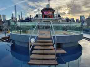 La piscine de la marina du MSC Seascape, avec le ROBOTRON et l'horizon de Manhattan en arrière-plan.  (Dave Pollard/Toronto Sun)