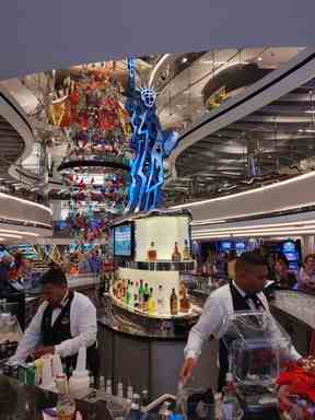 La Statue de la Liberté veille sur l'un des nombreux bars du MSC Seascape.  (Dave Pollard/Toronto Sun)