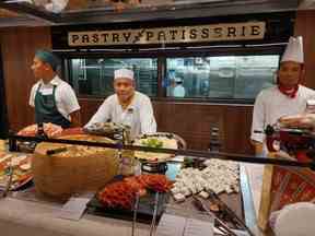 Le personnel du MSC Seascape attend pour servir les clients dans le restaurant buffet principal du navire.  (Dave Pollard/Toronto Sun)