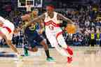 L'attaquant des Raptors Pascal Siakam (à droite) dribble contre le garde des Indiana Pacers Buddy Hield lundi soir au Gainbridge Fieldhouse.  C'était une autre défaite pour Toronto.