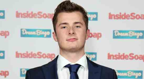 La star d'EastEnders, Max Bowden, partage une image rare d'une sortie de Noël en famille à l'écran