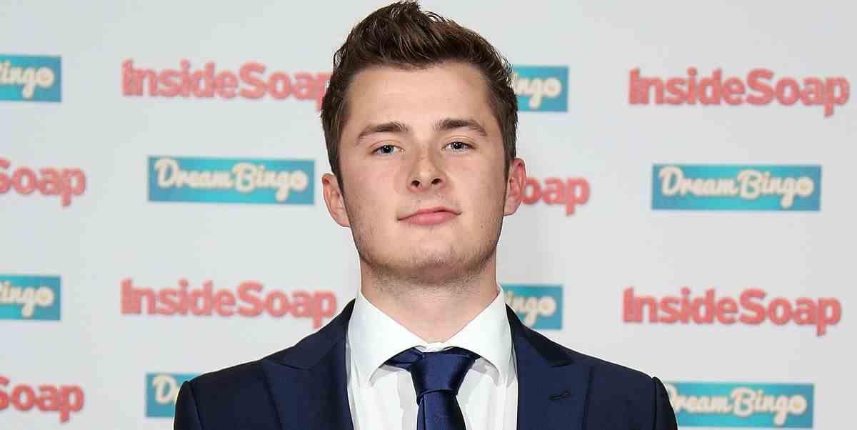 La star d'EastEnders, Max Bowden, partage une image rare d'une sortie de Noël en famille à l'écran

