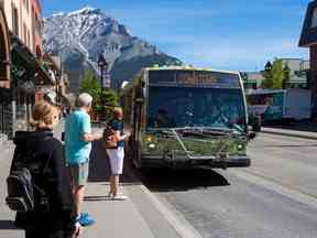 Les visiteurs du lac Moraine devront utiliser des autobus et des navettes à partir de cette année, les véhicules personnels n'étant pas autorisés sur le chemin du lac Moraine.  Un porte-parole de Parcs Canada a déclaré à Postmedia qu'un nombre incontrôlable de personnes ont tenté d'atteindre le parking du lac Moraine avec des véhicules privés au cours des dernières années, entraînant parfois des conflits.  Les personnes qui se rendent dans d'autres sites du parc national Banff sont également fortement encouragées à laisser leur véhicule privé à la maison.