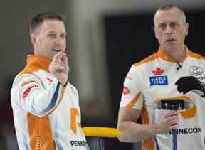 EJ Harnden joue maintenant en deuxième place pour Brad Gushue (à gauche), qui est le champion canadien en titre du curling masculin.