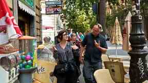 Les Siciliens semblent toujours parler - et les rues animées de Palerme sont remplies de salutations, de commérages et de gesticulations.  (Photo de Dominic Arizona Bonuccelli)