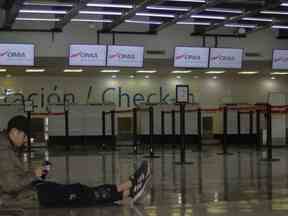 Un passager attend dans un terminal vide de l'aéroport alors que les vols sont suspendus en raison de violences liées au cartel de la drogue à Culiacan, dans l'État de Sinaloa, au Mexique, le 6 janvier 2023.