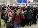 Les passagers de Sunwing font la queue pour l'enregistrement à l'aéroport international de Cancun après l'annulation de nombreux vols vers le Canada en raison des conditions météorologiques hivernales rigoureuses, à Cancun, au Mexique, le 27 décembre 2022.