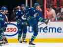   Andrei Kuzmenko # 96 des Canucks de Vancouver célèbre après avoir marqué un but - son deuxième du match - contre l'Avalanche du Colorado lors de la deuxième période de l'action de la LNH le 5 janvier 2023 au Rogers Arena de Vancouver.