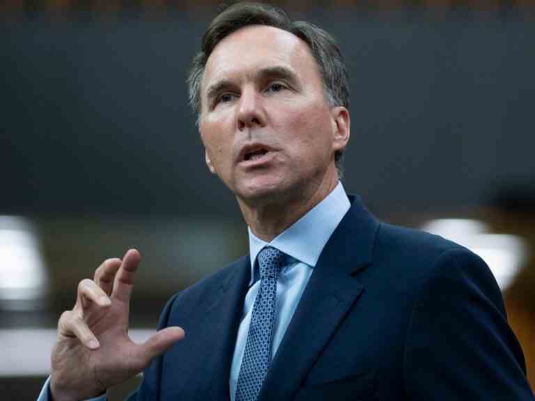 Bill Morneau dénonce la politique COVID-19 du gouvernement libéral pour avoir mis le «concours de popularité» sur la prudence budgétaire