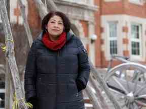 Kim Tallbear, la première titulaire de la Chaire de recherche du Canada sur les peuples autochtones, les technosciences et l'environnement, pose pour une photo à l'extérieur du Pembina Hall de l'Université de l'Alberta à Edmonton, Alberta, le jeudi 15 décembre 2016.