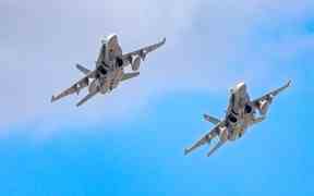 Deux avions de chasse CF-18 Hornet survolent le stade McMahon au début de la Classique de la fête du Travail entre les Stampeders de Calgary et les Elks d'Edmonton le lundi 5 septembre 2022. Gavin Young/Postmedia