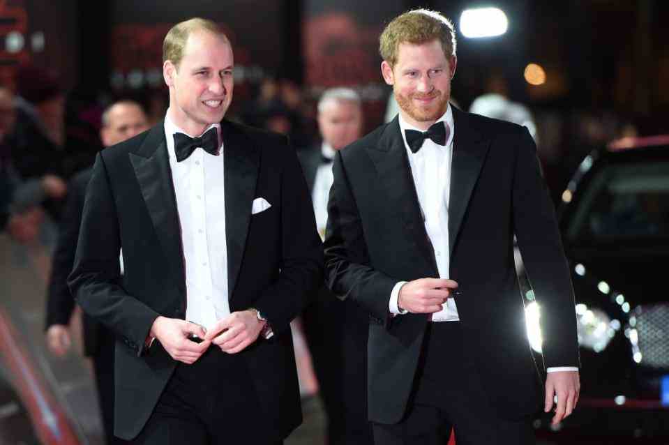 londres, angleterre 12 décembre lr le prince william, le duc de cambridge et le prince harry assistent à la première européenne de star wars les derniers jedi au royal albert hall le 12 décembre 2017 à londres, angleterre photo par eddie mulholland wpa poolgetty images